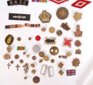 ASSORTED MILITARIA, UNIFORM BUTTONS, CAP BADGES ET