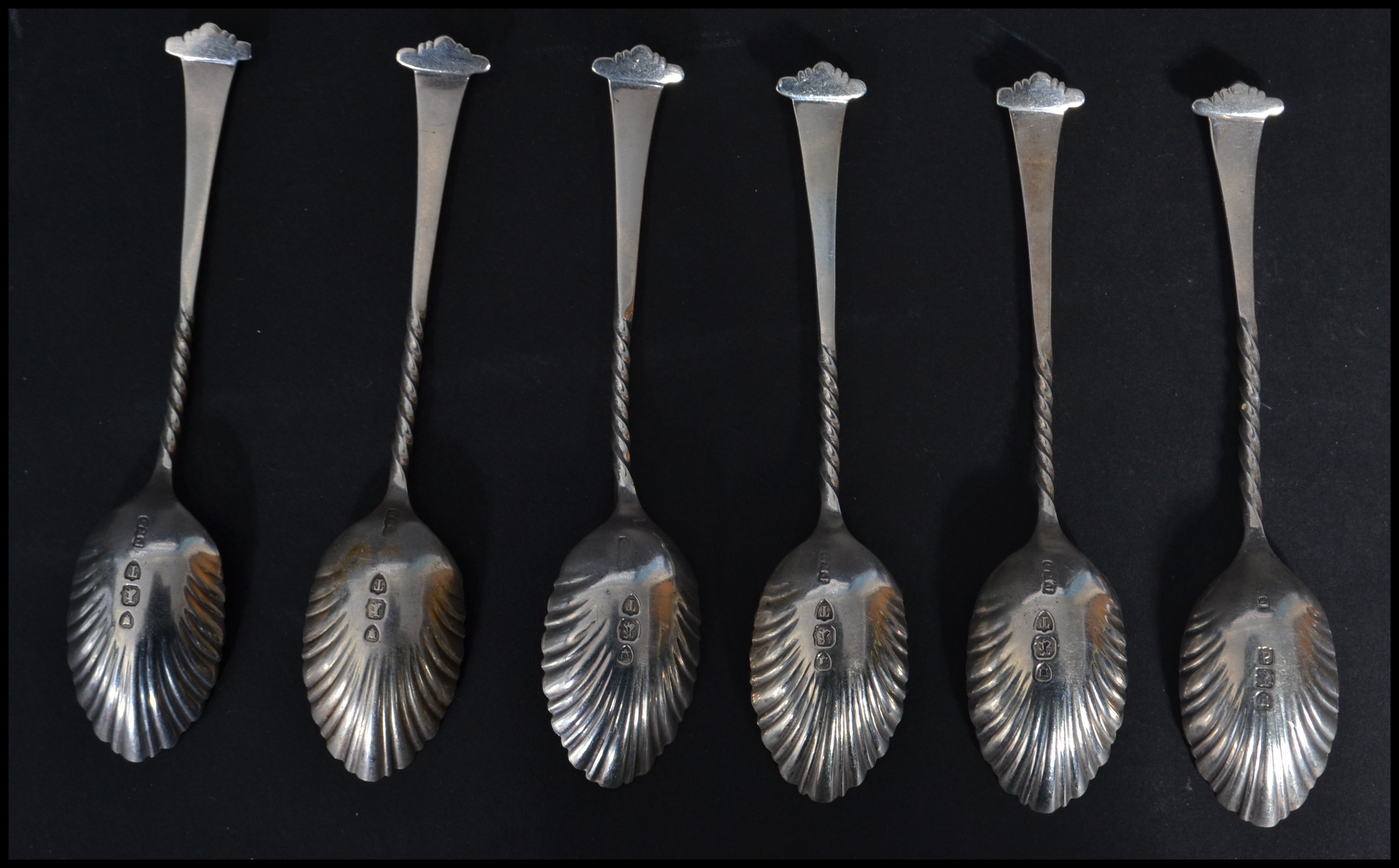 A set of six silver hallmarked shell tea spoons. The bowls in the form of shells with twist stems - Image 2 of 4