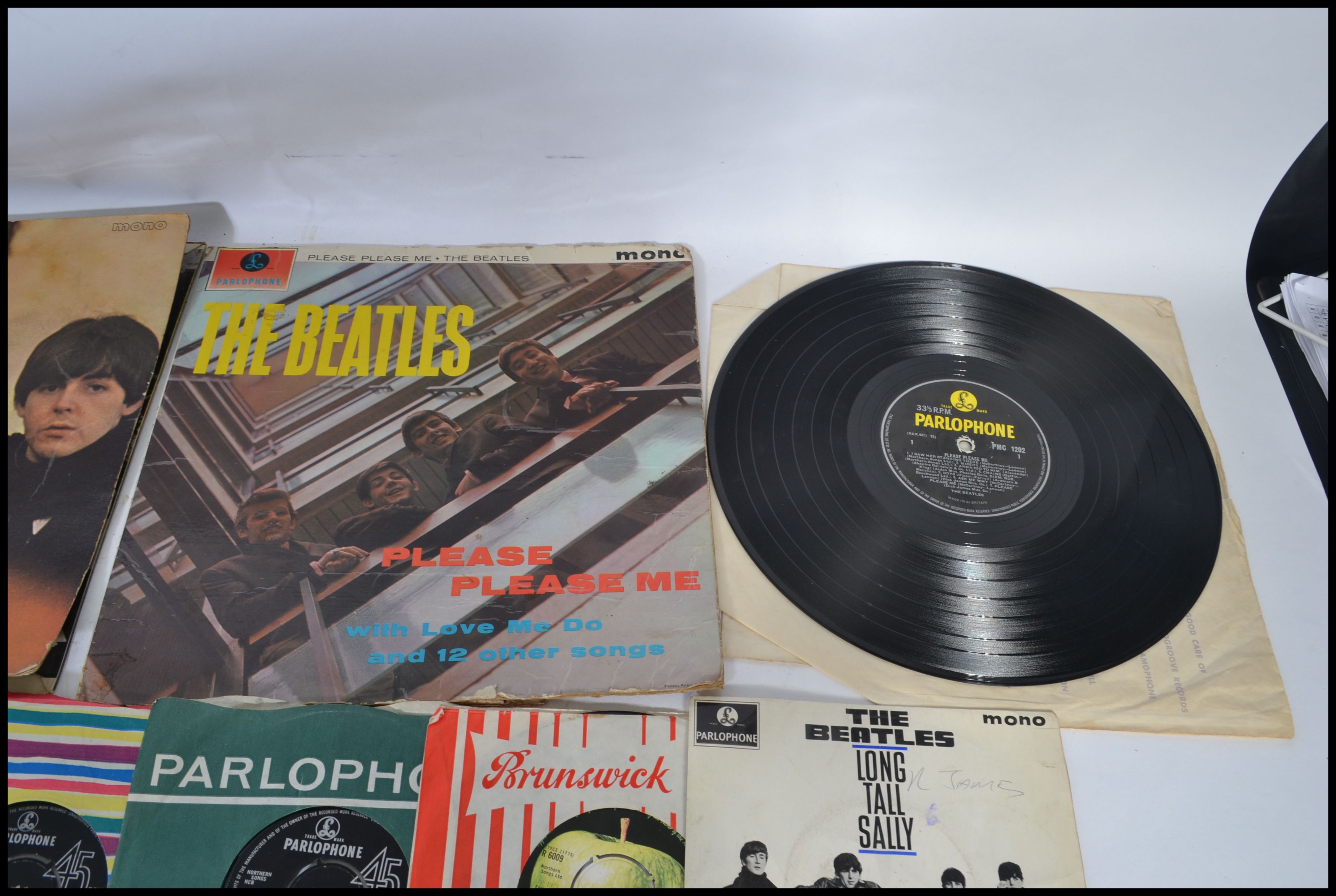 The Beatles A collection of vinyl long play LP records together with a selection of 7" 45rpm vinyl - Image 3 of 9