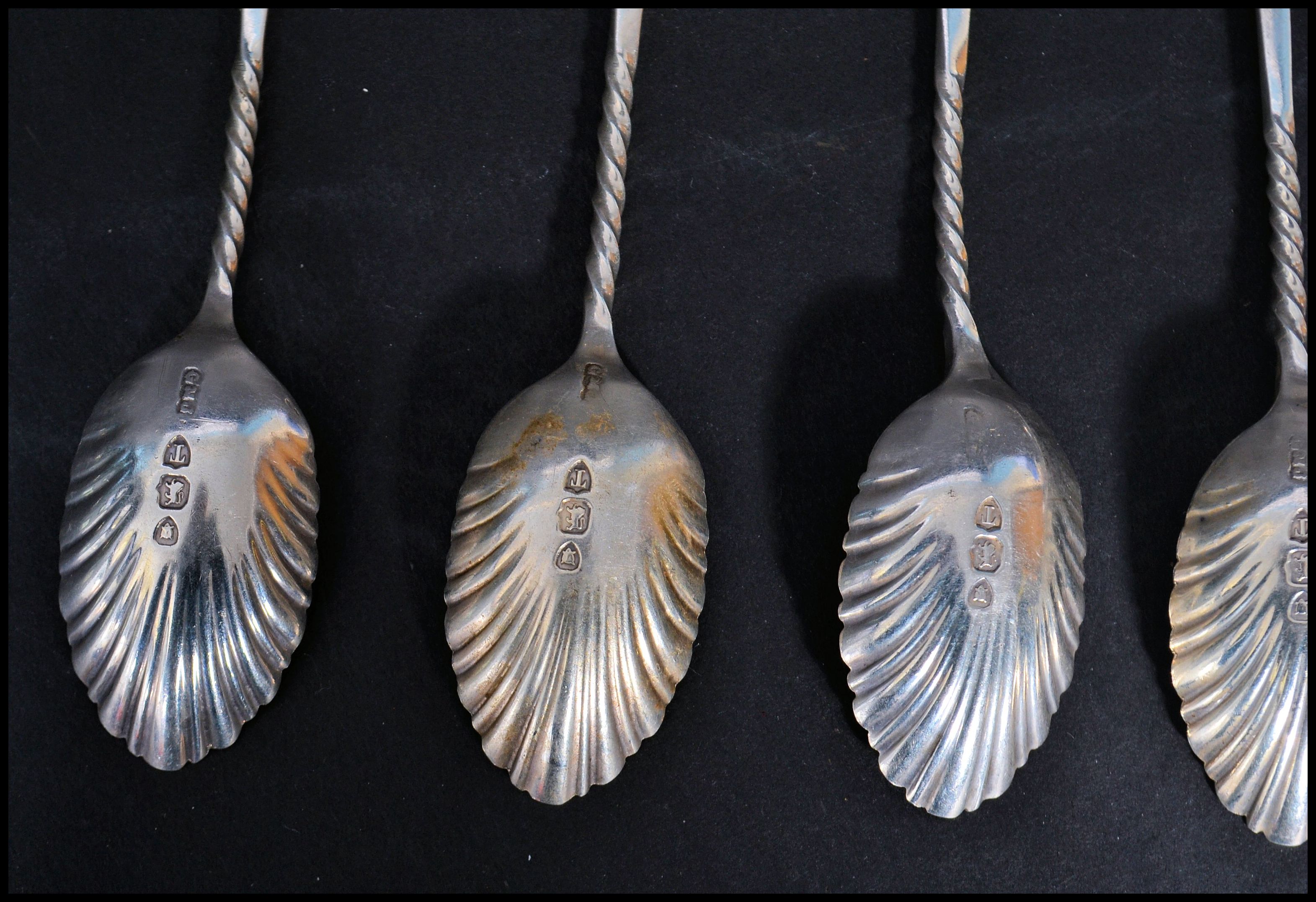 A set of six silver hallmarked shell tea spoons. The bowls in the form of shells with twist stems - Image 4 of 4