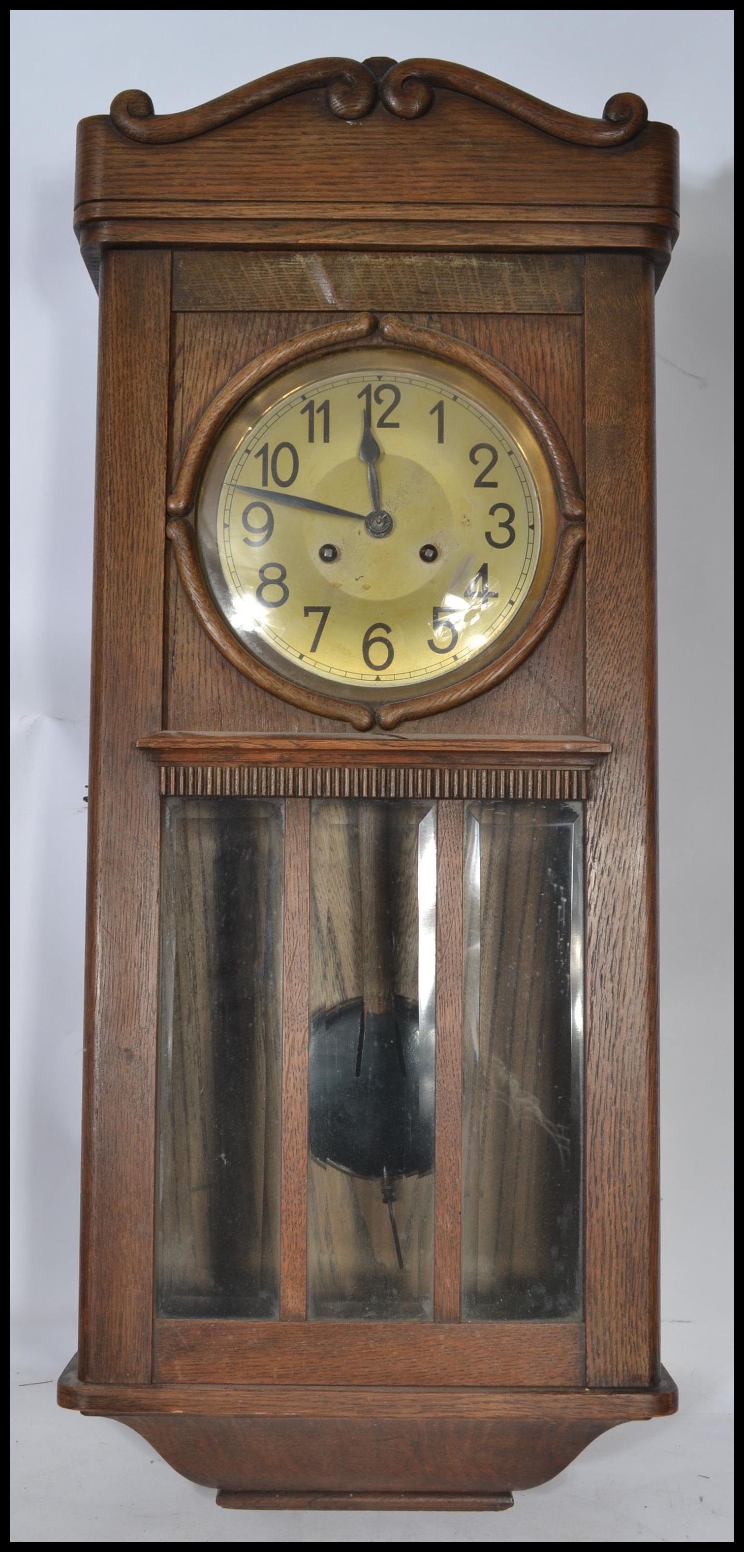 A vintage early 20th century oak wall clock having a silvered dial with Arabic numeral chapter - Image 2 of 5