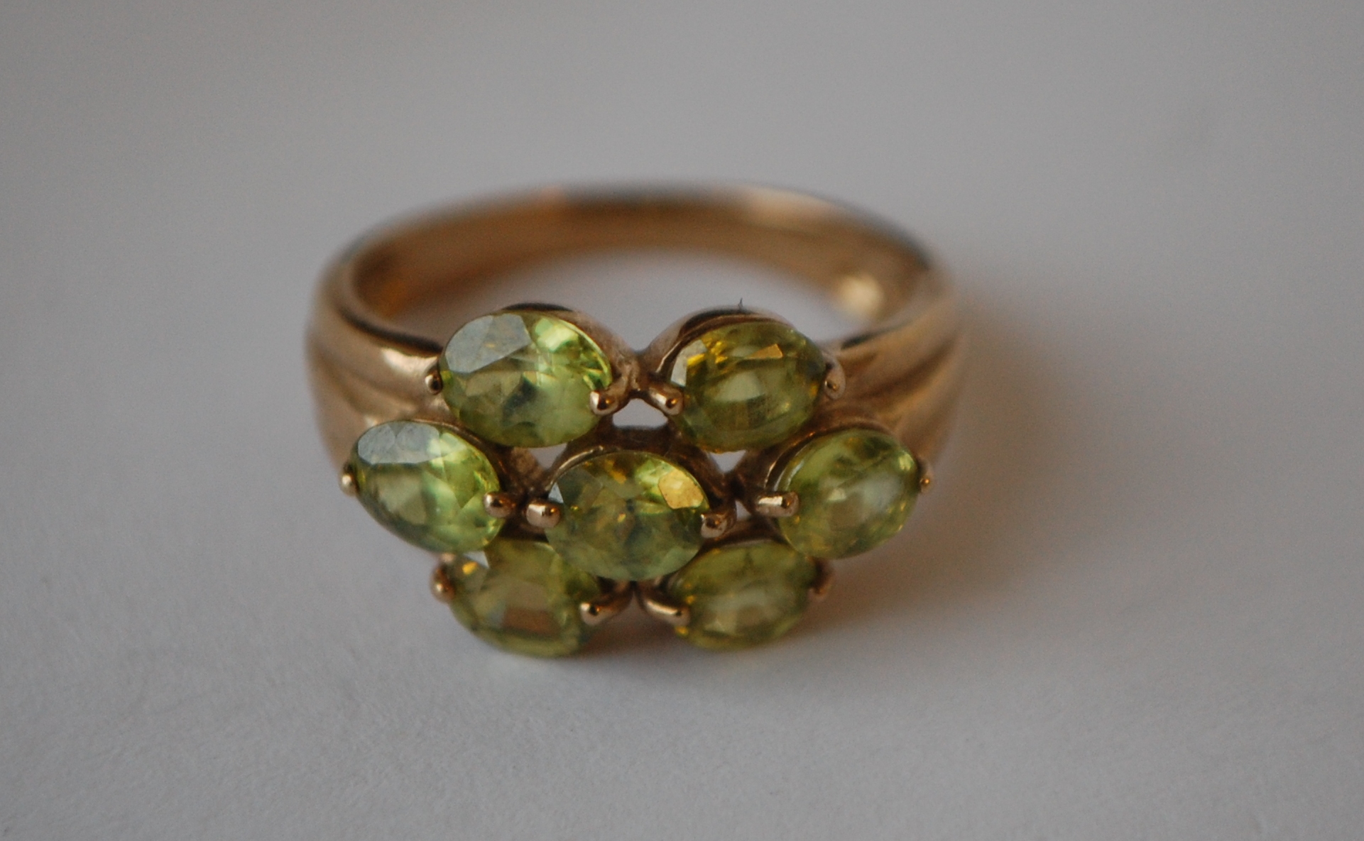 A hallmarked 9ct gold cluster ring set with peridot. Hallmarked Birmingham. Size N. Weight 3.3g - Image 2 of 3