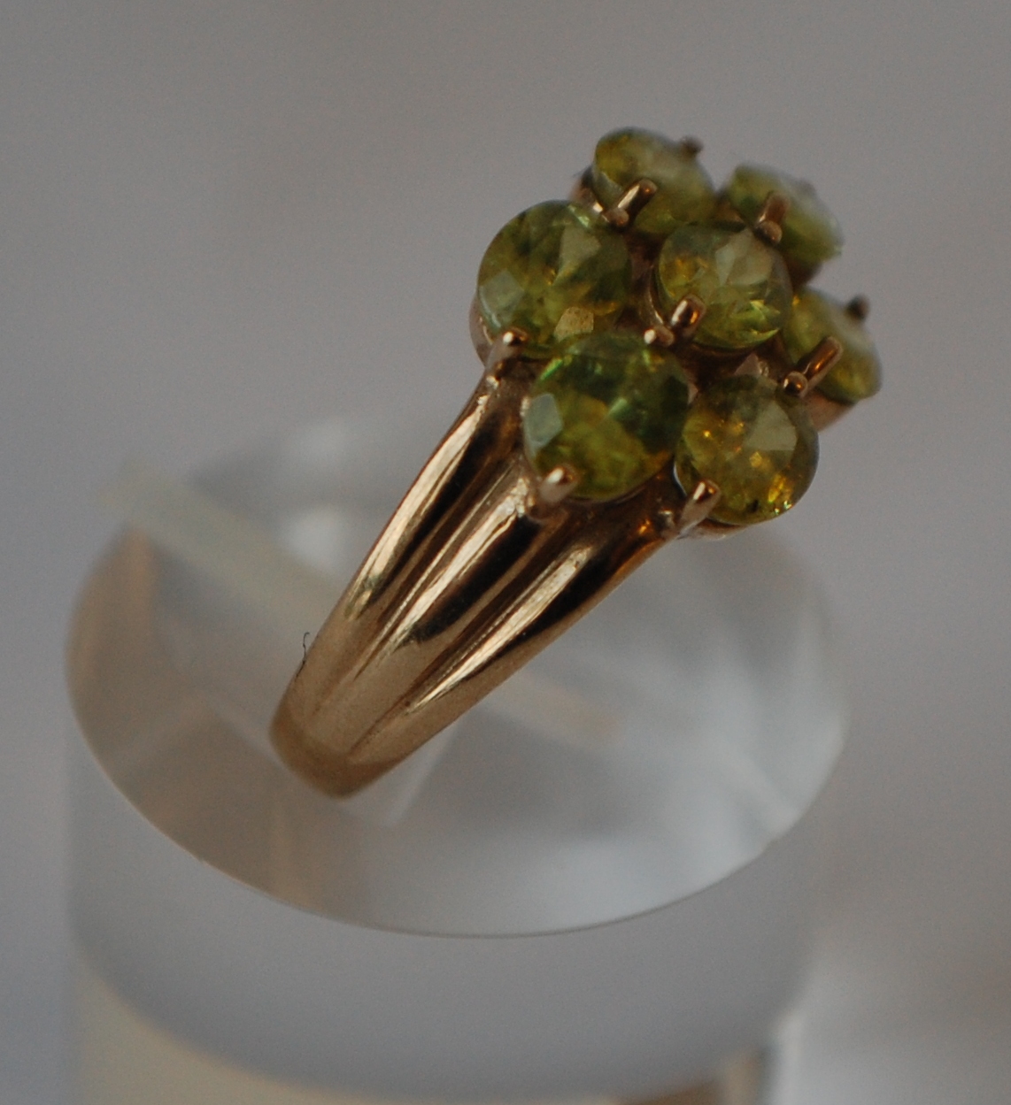 A hallmarked 9ct gold cluster ring set with peridot. Hallmarked Birmingham. Size N. Weight 3.3g - Image 3 of 3