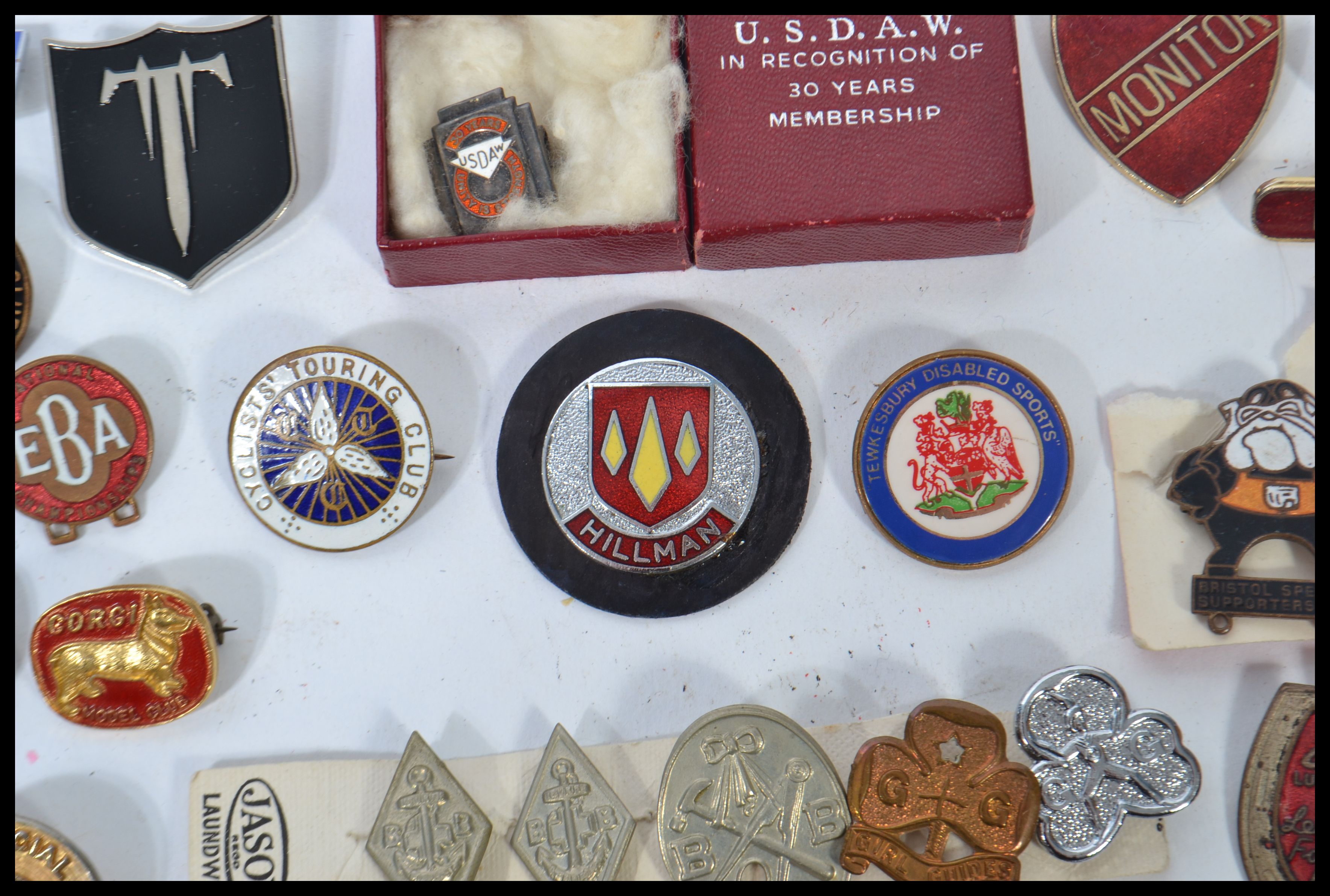 A good collection of vintage Enamel pin badges dating from the first half of the 20th century to - Image 6 of 10