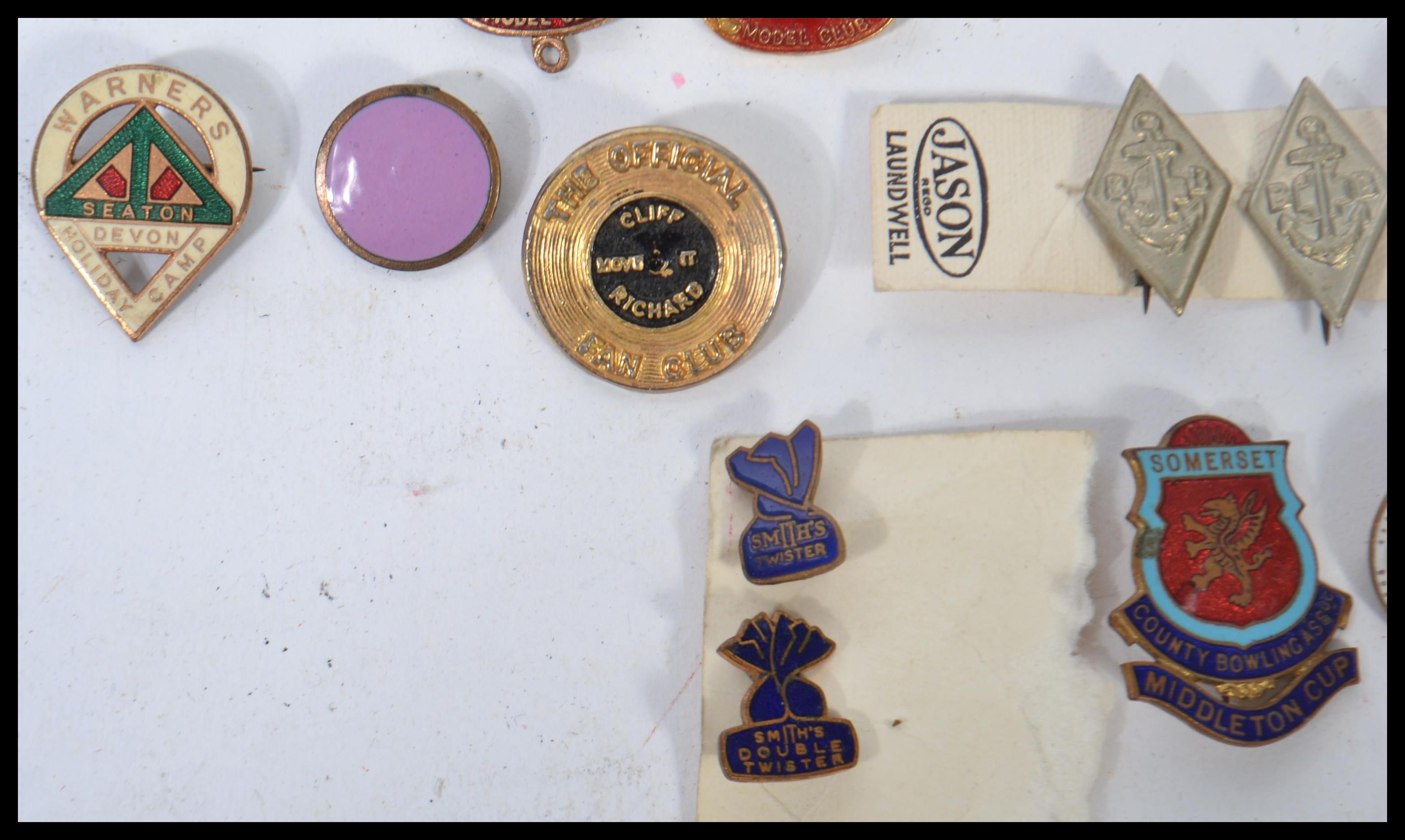 A good collection of vintage Enamel pin badges dating from the first half of the 20th century to - Image 4 of 10