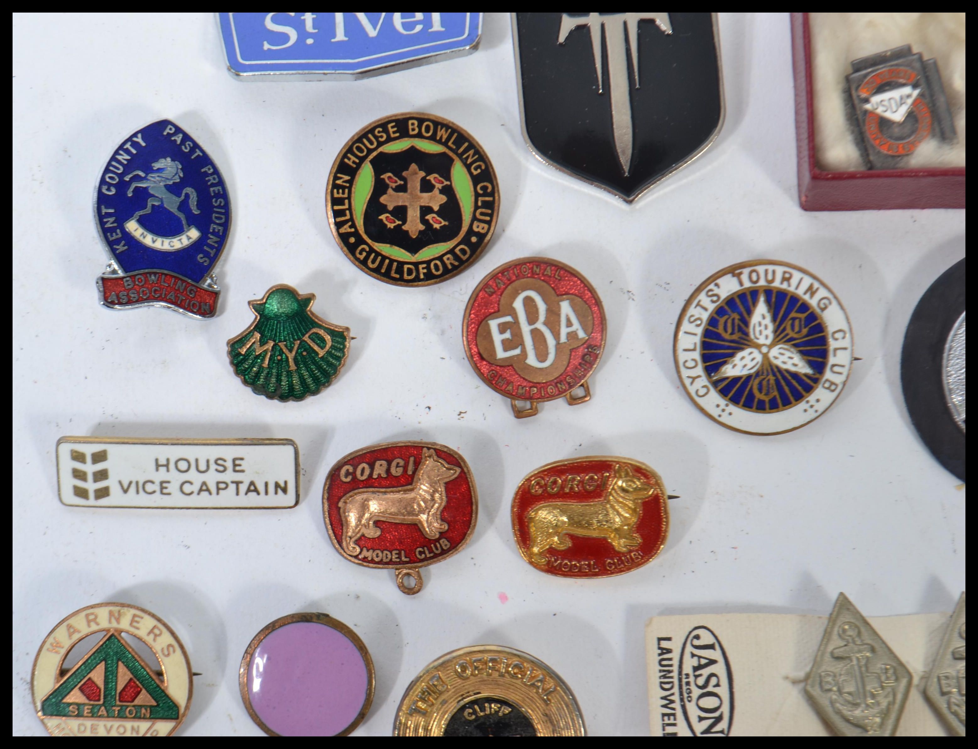 A good collection of vintage Enamel pin badges dating from the first half of the 20th century to - Image 5 of 10