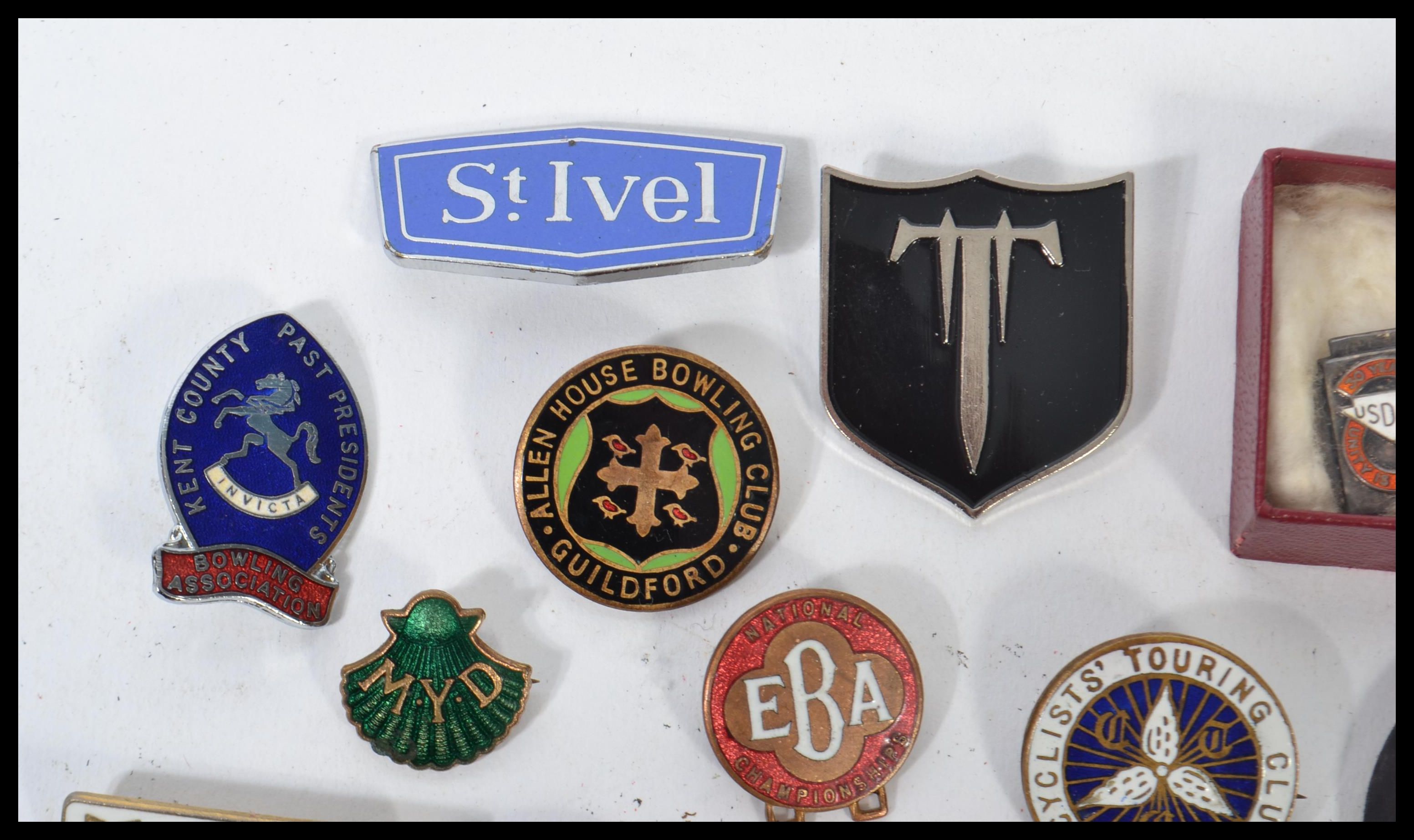 A good collection of vintage Enamel pin badges dating from the first half of the 20th century to - Image 10 of 10