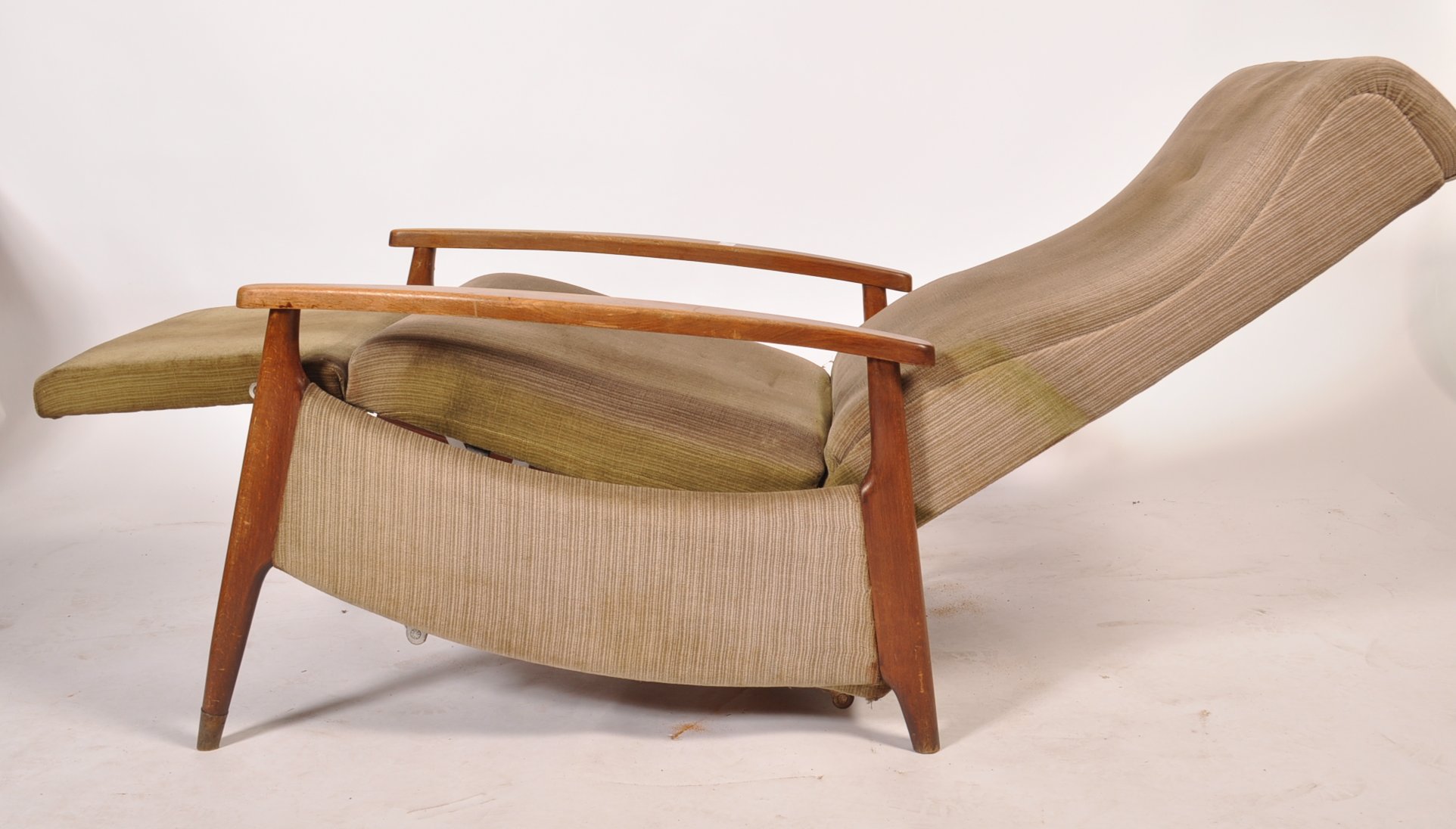 A mid century retro armchair having show wood frame with reclining action and upholstered in a beige - Image 5 of 5