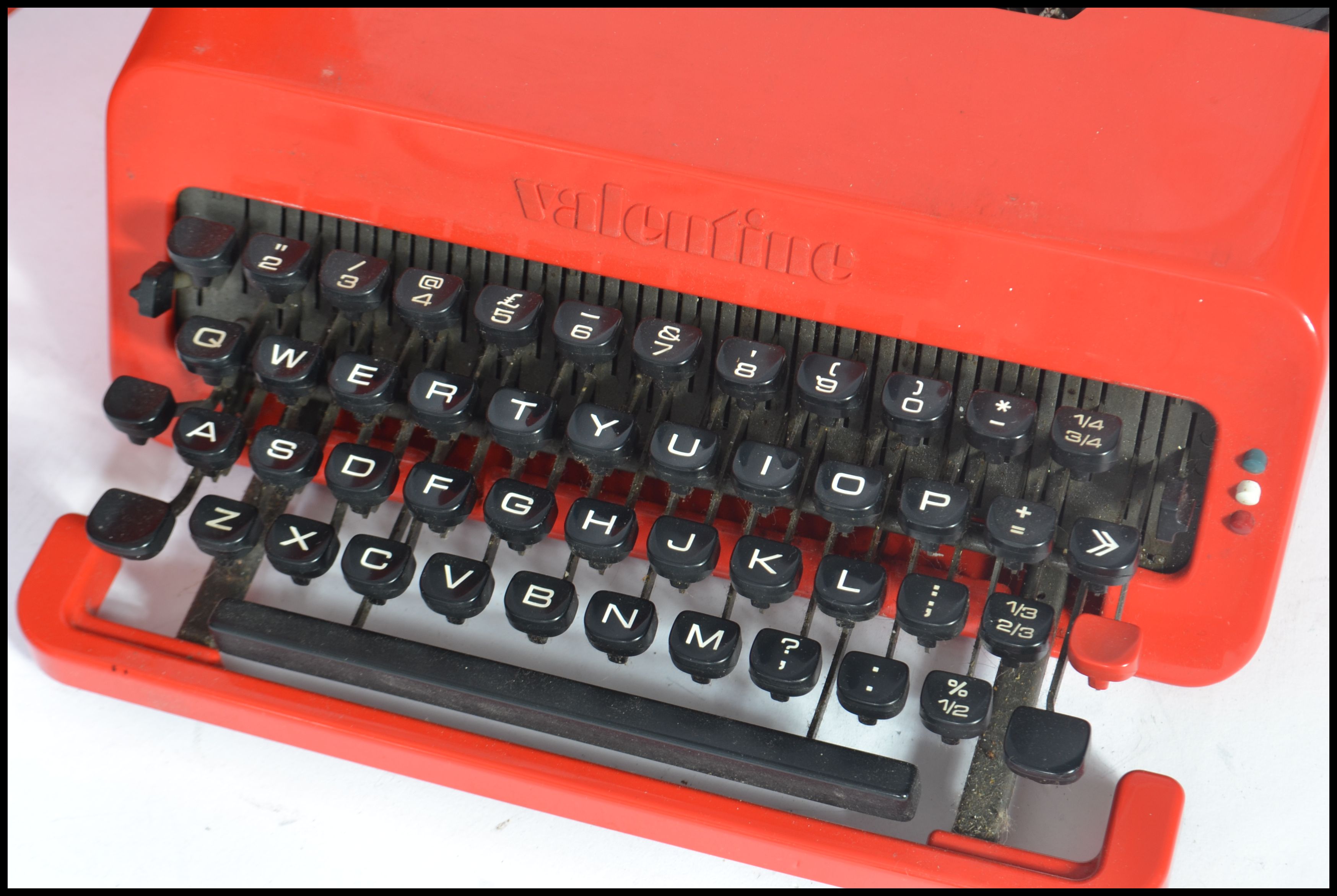 A vintage retro 20th century industrial Italian Valentine portable typewriter designed by Ettore - Image 2 of 6
