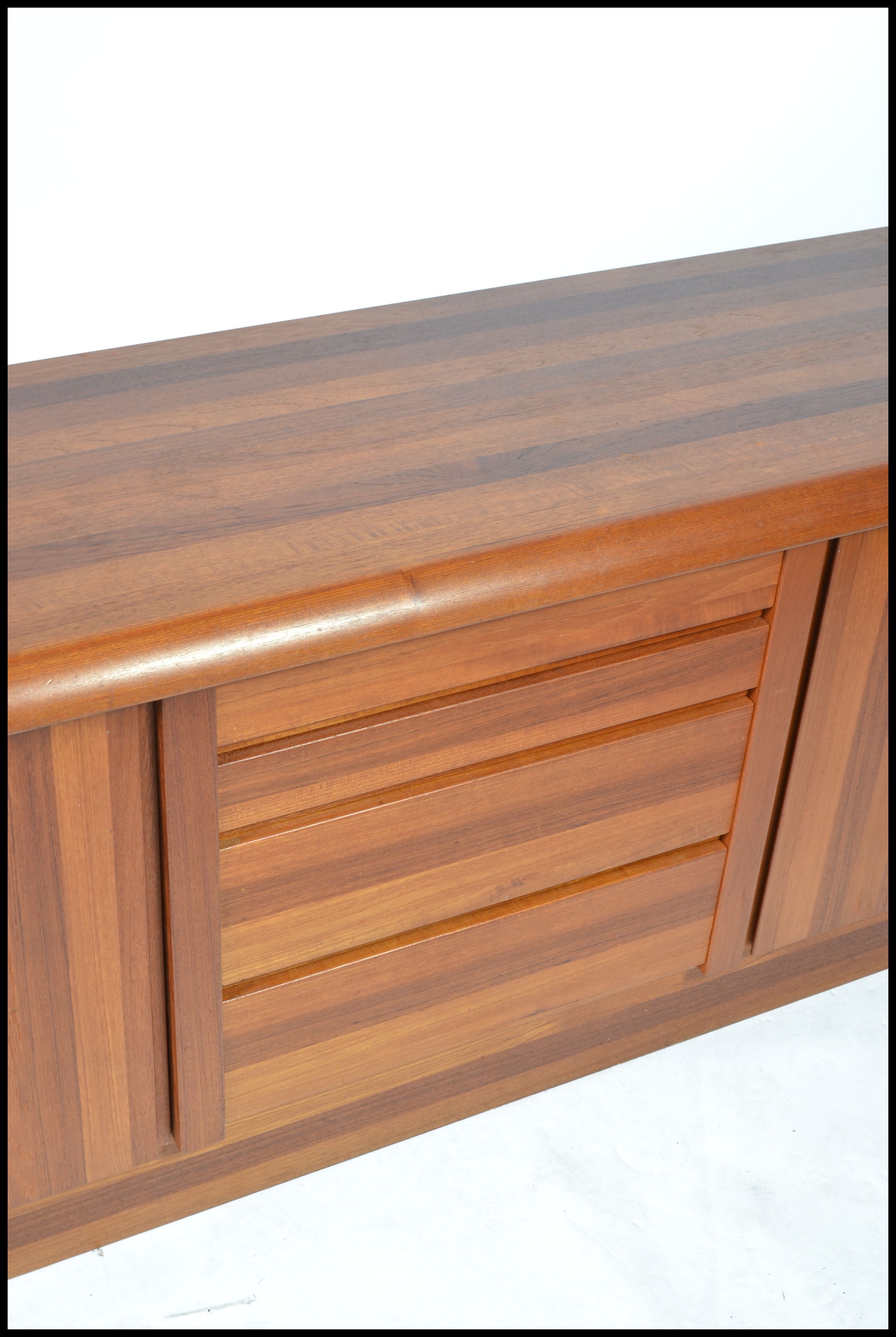 A 20th century Danish sideboard of low form and heavy solid teak construction by Ejvind Johansen - Image 6 of 7