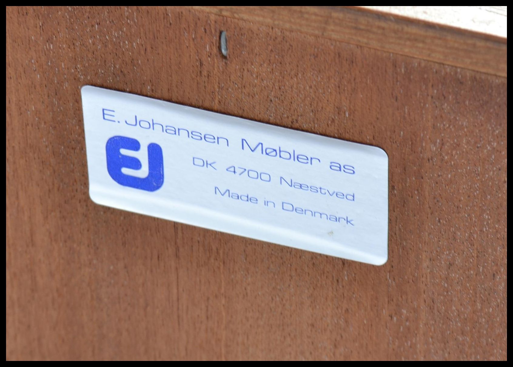 A 20th century Danish sideboard of low form and heavy solid teak construction by Ejvind Johansen - Image 7 of 7