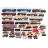 LARGE COLLECTION ASSORTED 00 GAUGE RAILWAY TRAINSET ROLLING STOCK