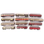 ASSORTED VINTAGE 00 GAUGE RAILWAY TRAIN SET ROLLING STOCK