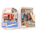 ASSORTED 00 GAUGE RAILWAY TRAINSET ACCESSORIES & SPARES