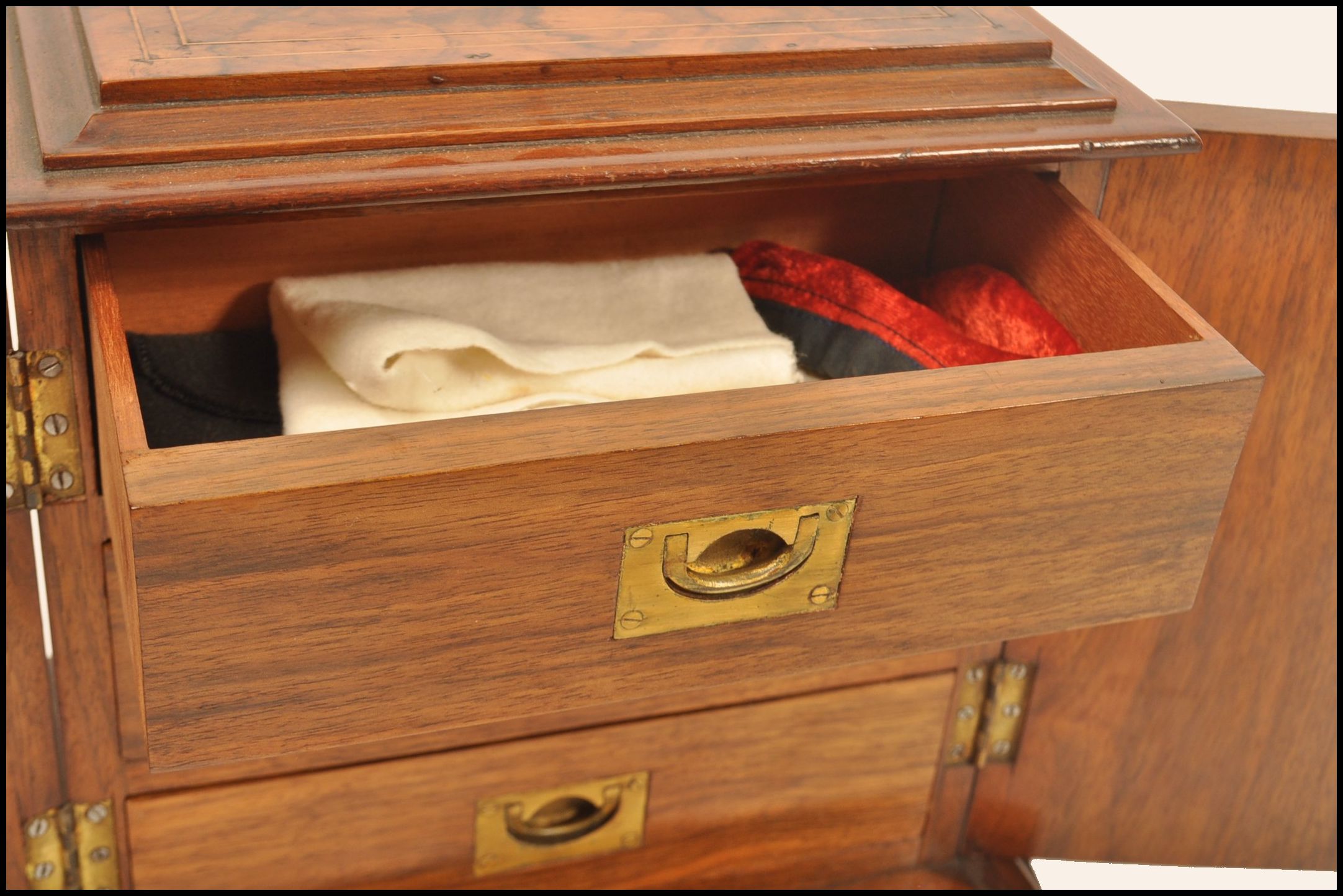 A 19th century table mounted jewellery casket of walnut construction with inlaid scrolled designs to - Image 8 of 8