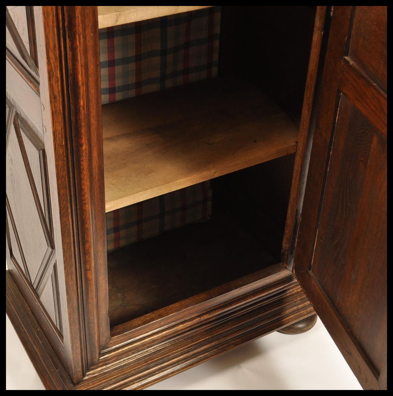 A 19th century country oak French Bonnetiere hall cupboard / armoire linen press. The upright sentry - Image 9 of 10