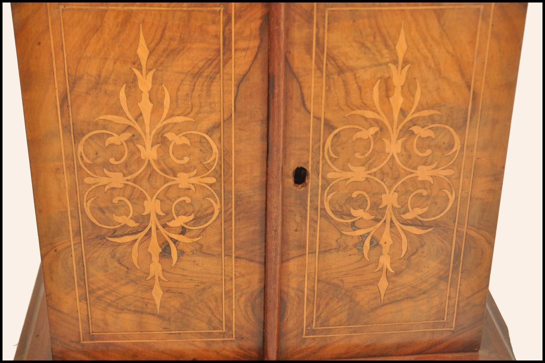 A 19th century table mounted jewellery casket of walnut construction with inlaid scrolled designs to - Image 4 of 8