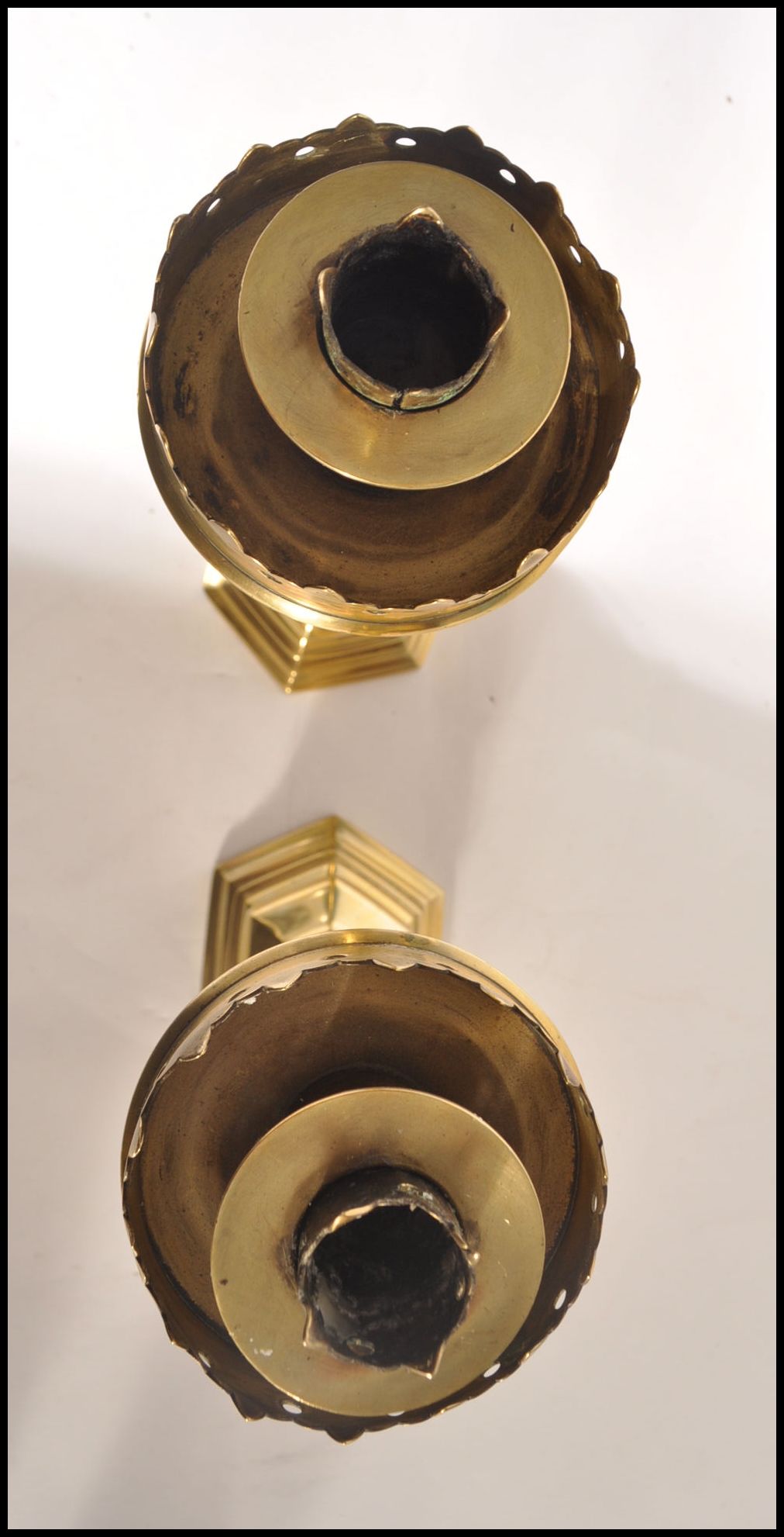 A pair of believed Pugin 19th century Victorian heavy brass candlesticks of hexagonal column form - Bild 4 aus 5