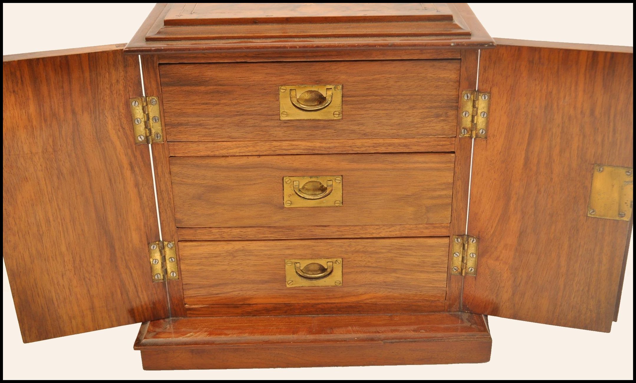 A 19th century table mounted jewellery casket of walnut construction with inlaid scrolled designs to - Image 5 of 8