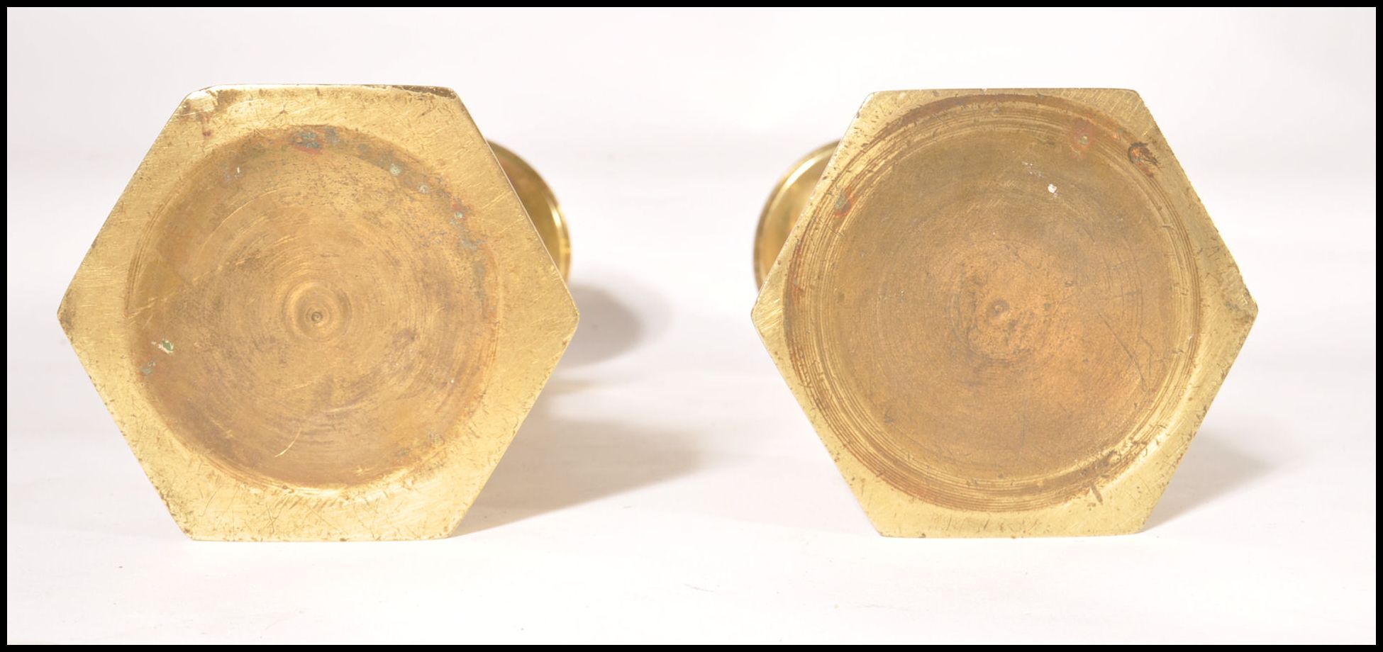 A pair of believed Pugin 19th century Victorian heavy brass candlesticks of hexagonal column form - Bild 5 aus 5