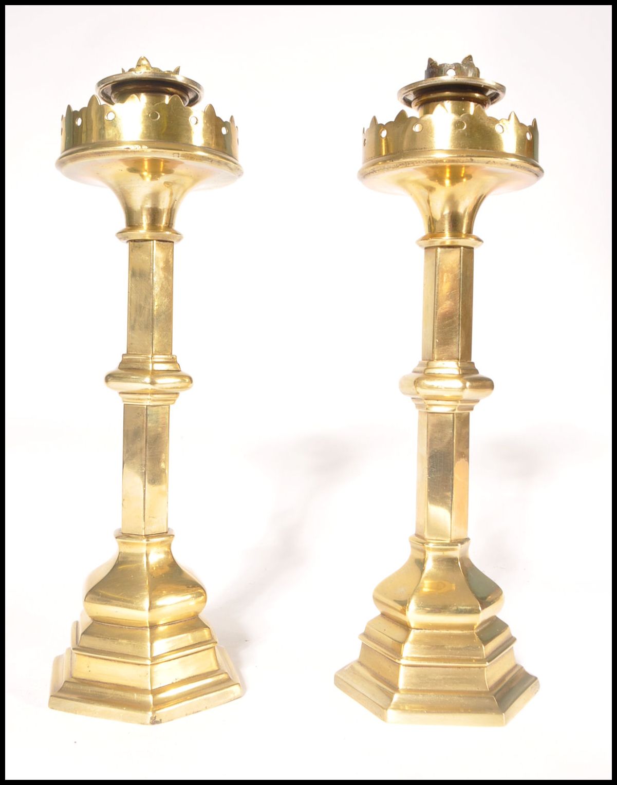 A pair of believed Pugin 19th century Victorian heavy brass candlesticks of hexagonal column form - Bild 3 aus 5