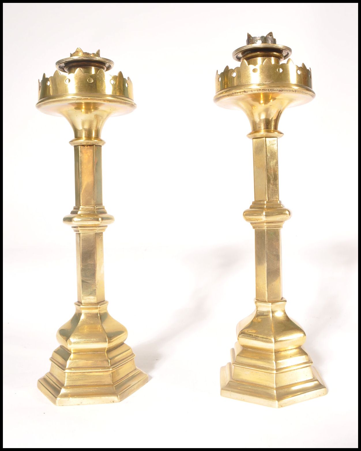 A pair of believed Pugin 19th century Victorian heavy brass candlesticks of hexagonal column form - Bild 2 aus 5