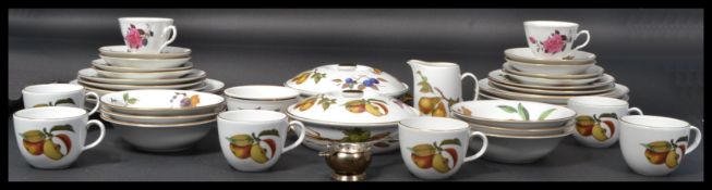 An extensive Royal Worcester part dinner / tea ser