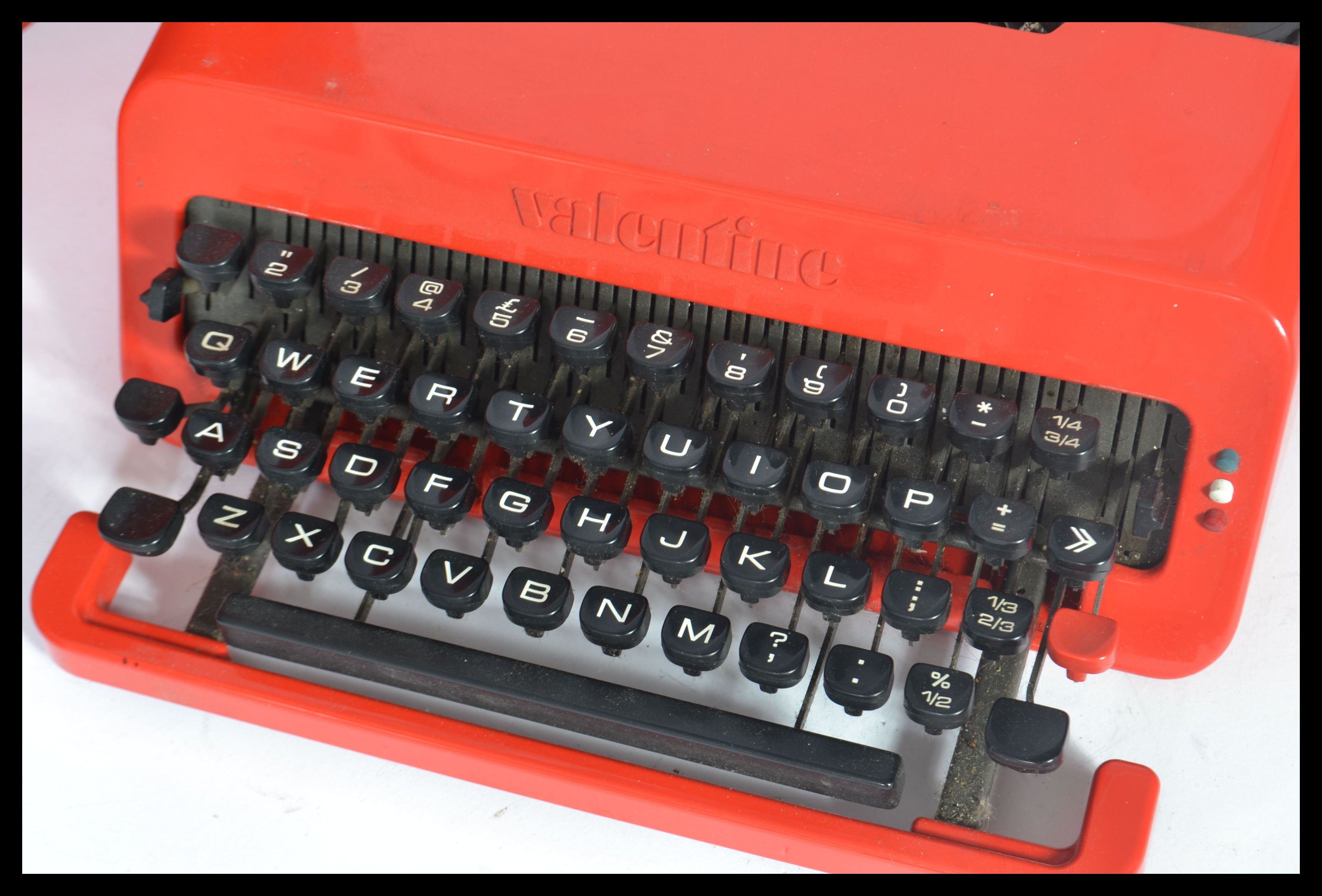A vintage retro 20th century industrial Italian Valentine portable typewriter designed by Ettore - Image 2 of 6