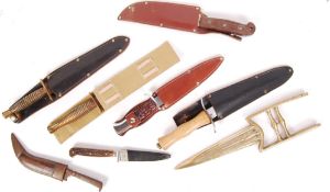 COLLECTION OF ASSORTED VINTAGE KNIVES / DAGGERS