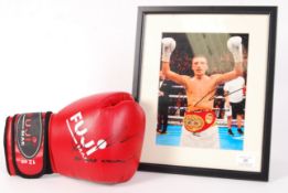 LEE SELBY - WELSH BOXER - AUTOGRAPHED GLOVE & PHOTOGRAPH