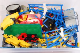 LARGE QUANTITY OF ASSORTED LOOSE VINTAGE LEGO