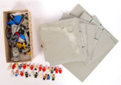 ASSORTED VINTAGE LEGO SPACE FIGURES, BASES AND PARTS