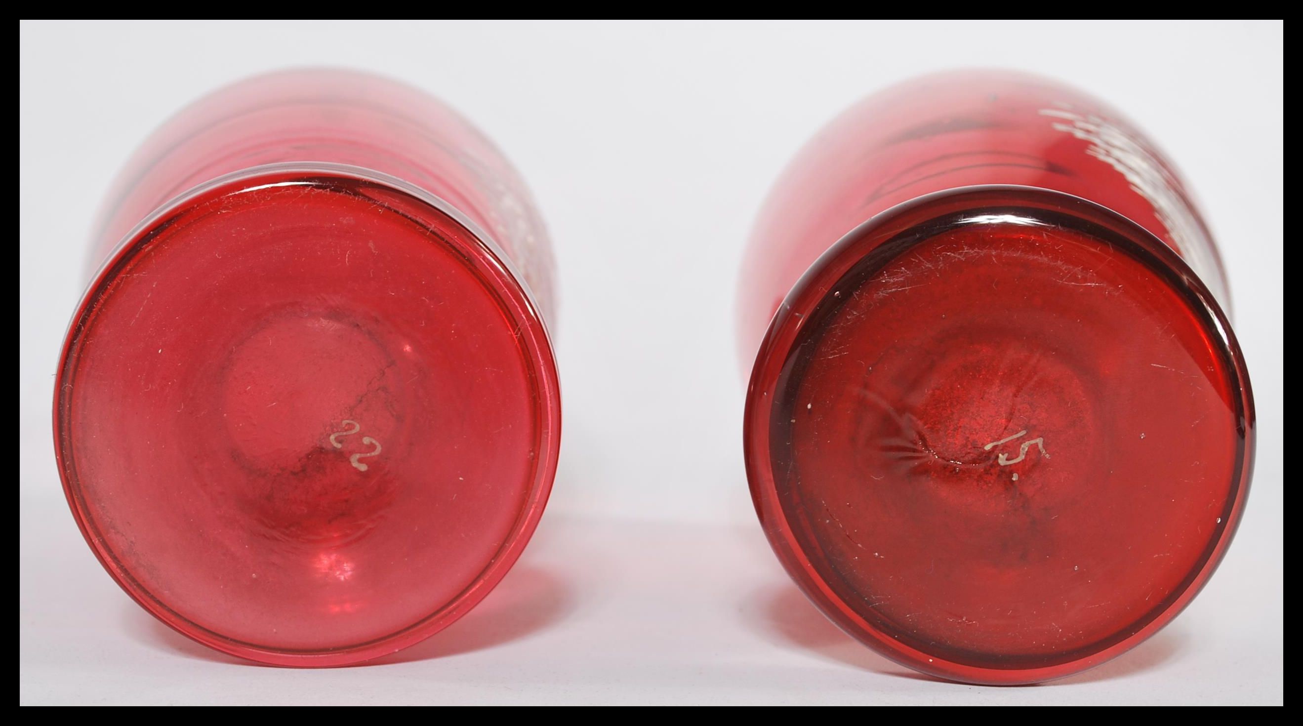 A pair of Mary Gregory style cranberry glass vases - Image 5 of 6