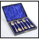 A set of 6 silver hallmarked teaspoons complete in the original presentation box. Hallmarked for