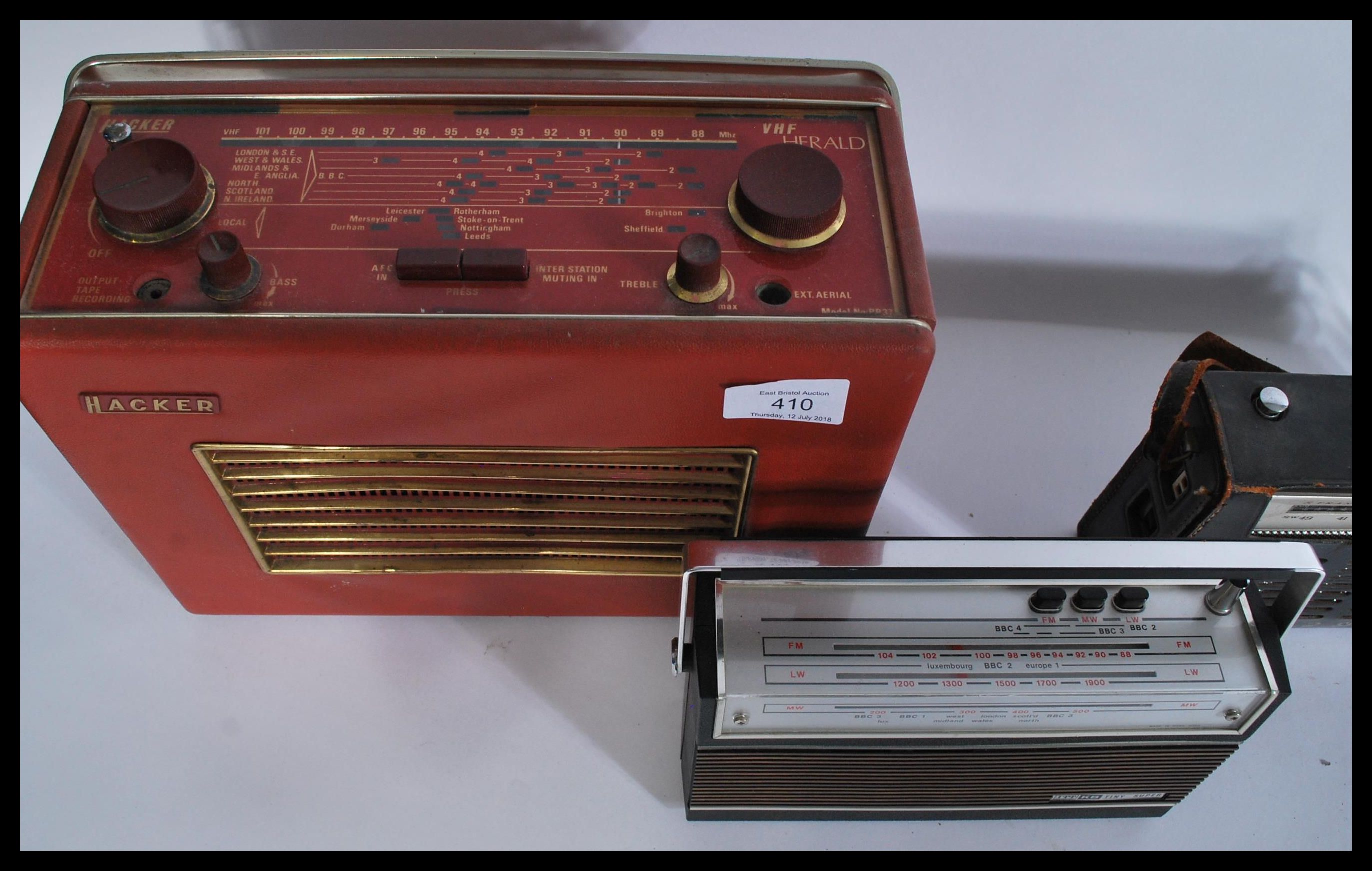 A group of vintage radios to include two Hacker Heralds , Roberts Rambler , ITT Tiny Super , De Luxe - Image 5 of 6