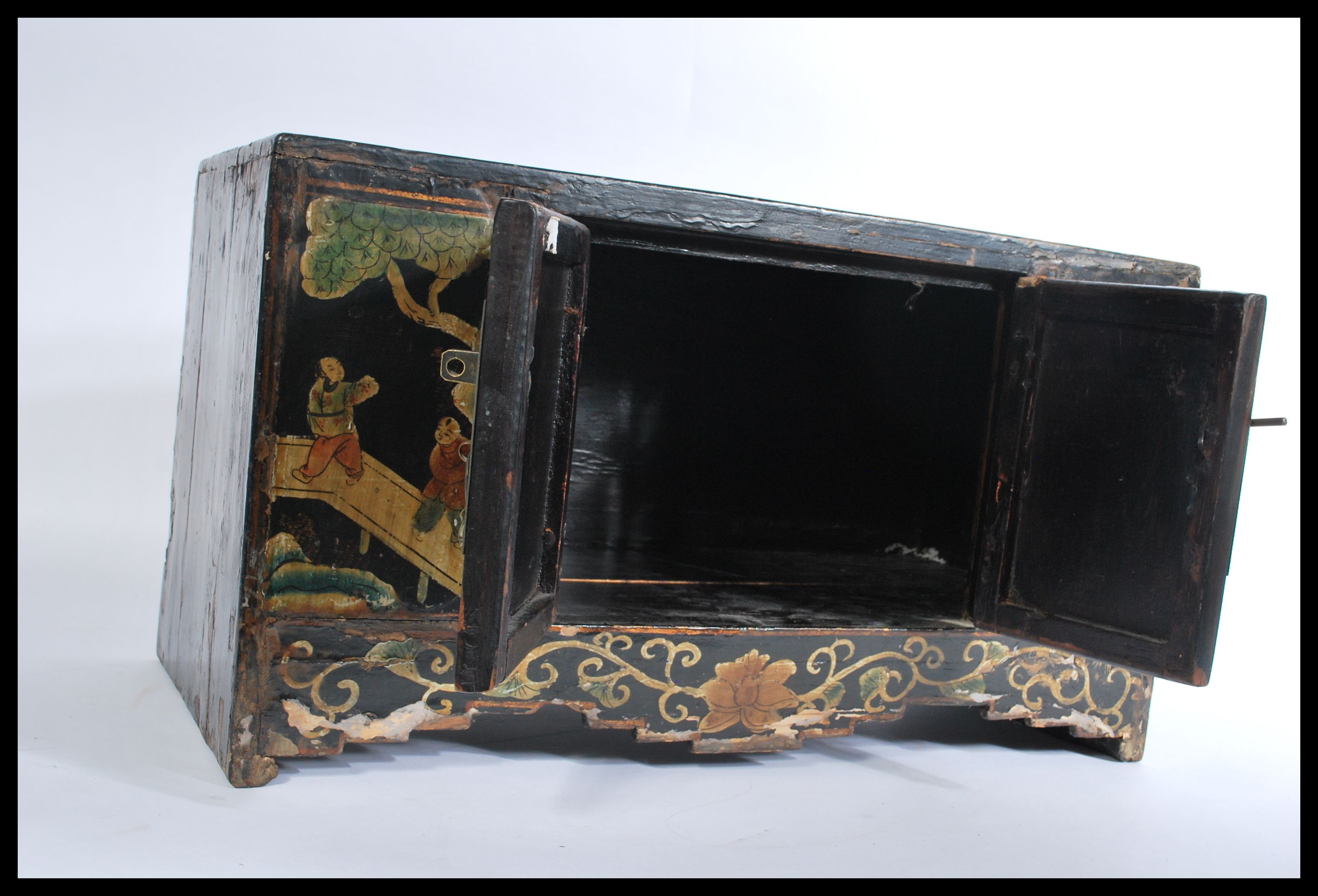 An early 20th century Chinese lacquered wooden box - Image 4 of 4