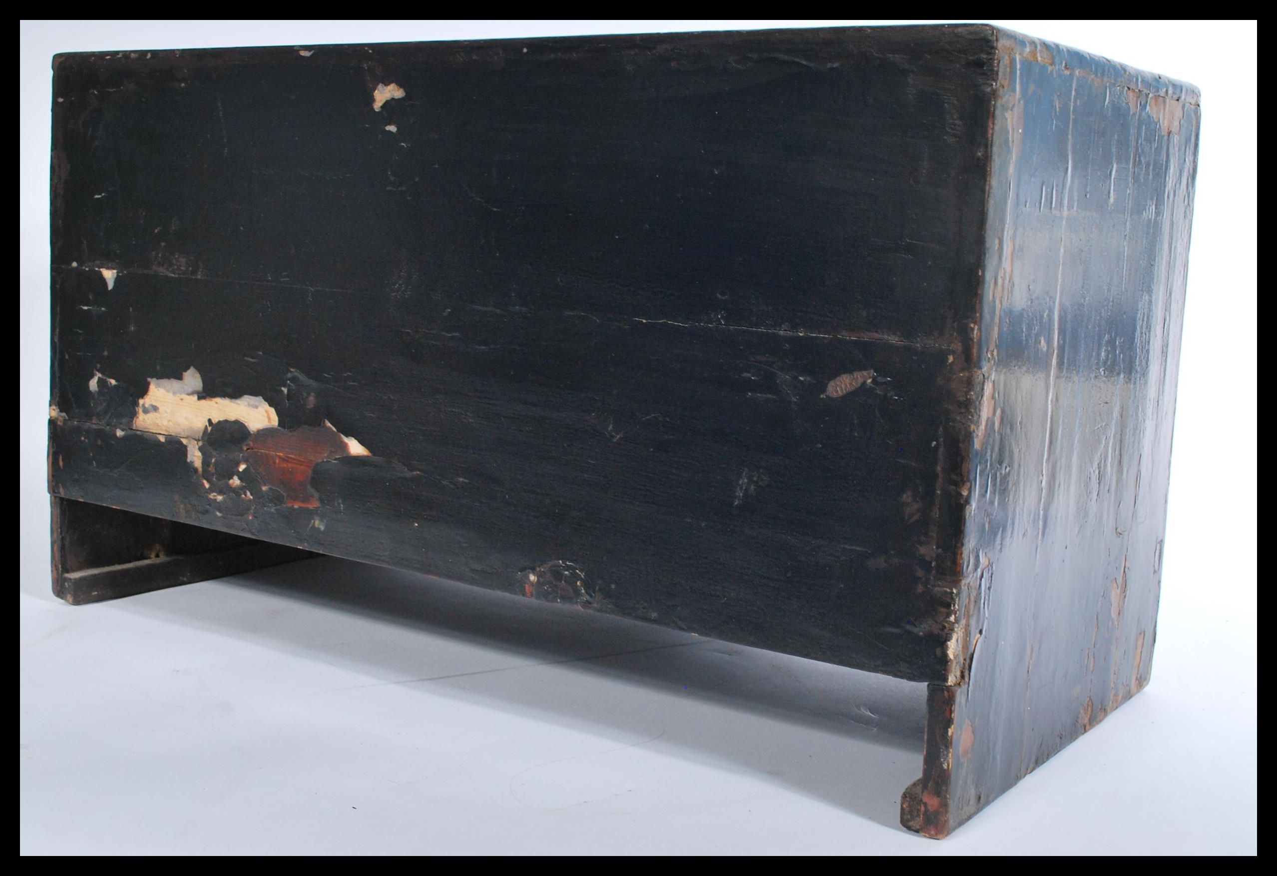 An early 20th century Chinese lacquered wooden box - Image 3 of 4