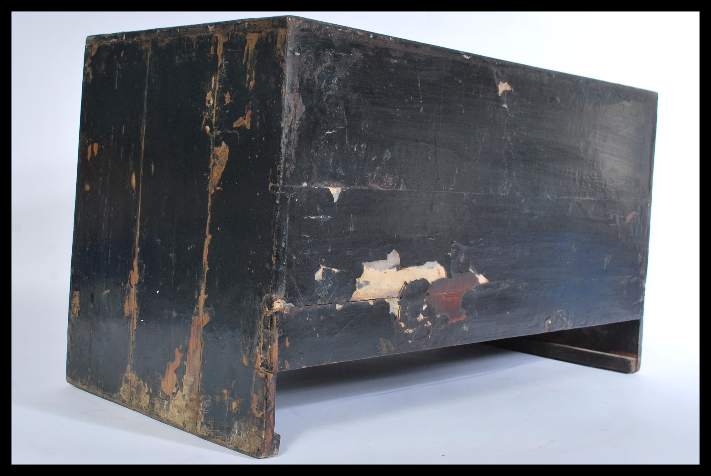 An early 20th century Chinese lacquered wooden box - Image 2 of 4