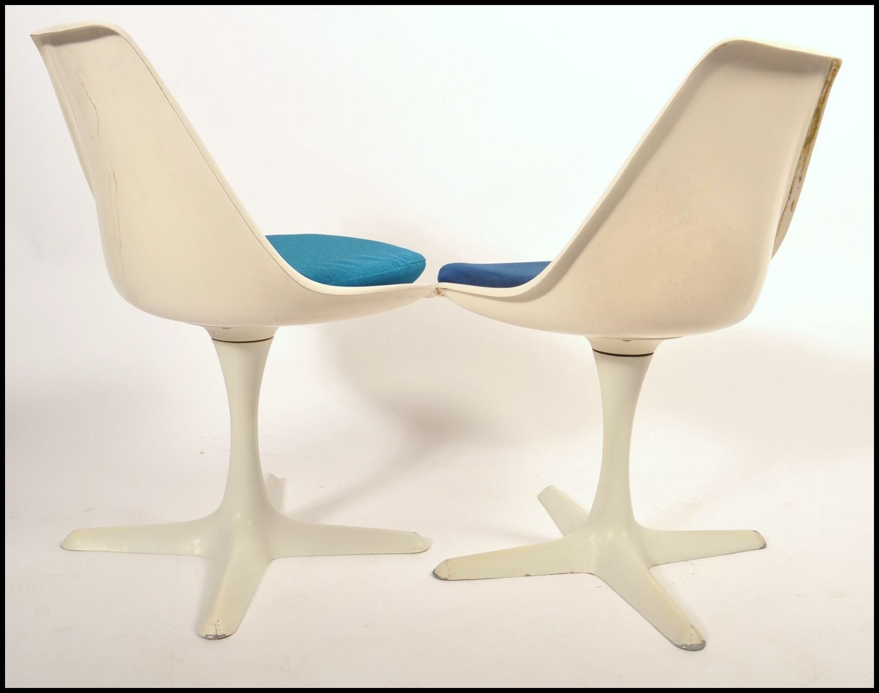 Arkana - Maurice Burke - Model 115 - A retro mid Century pair of original tulip chairs having the - Image 4 of 5