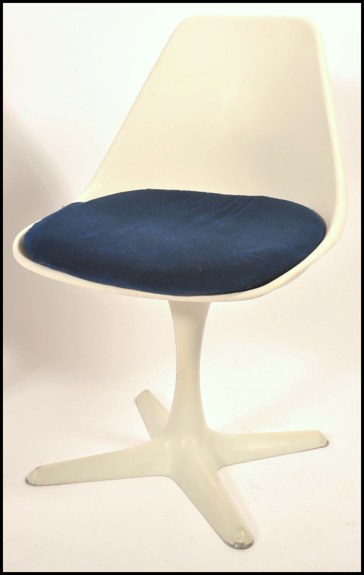 Arkana - Maurice Burke - Model 115 - A retro mid Century pair of original tulip chairs having the - Image 2 of 5