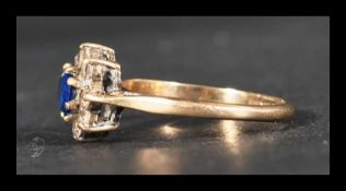 A hallmarked 9ct gold cluster ring having a centra