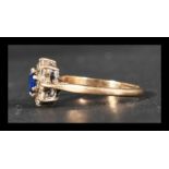 A hallmarked 9ct gold cluster ring having a centra