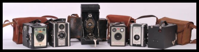 A collection of vintage cameras to include Kodak Kodak No2 Brownie, Flash 2, Duaflex and No2a