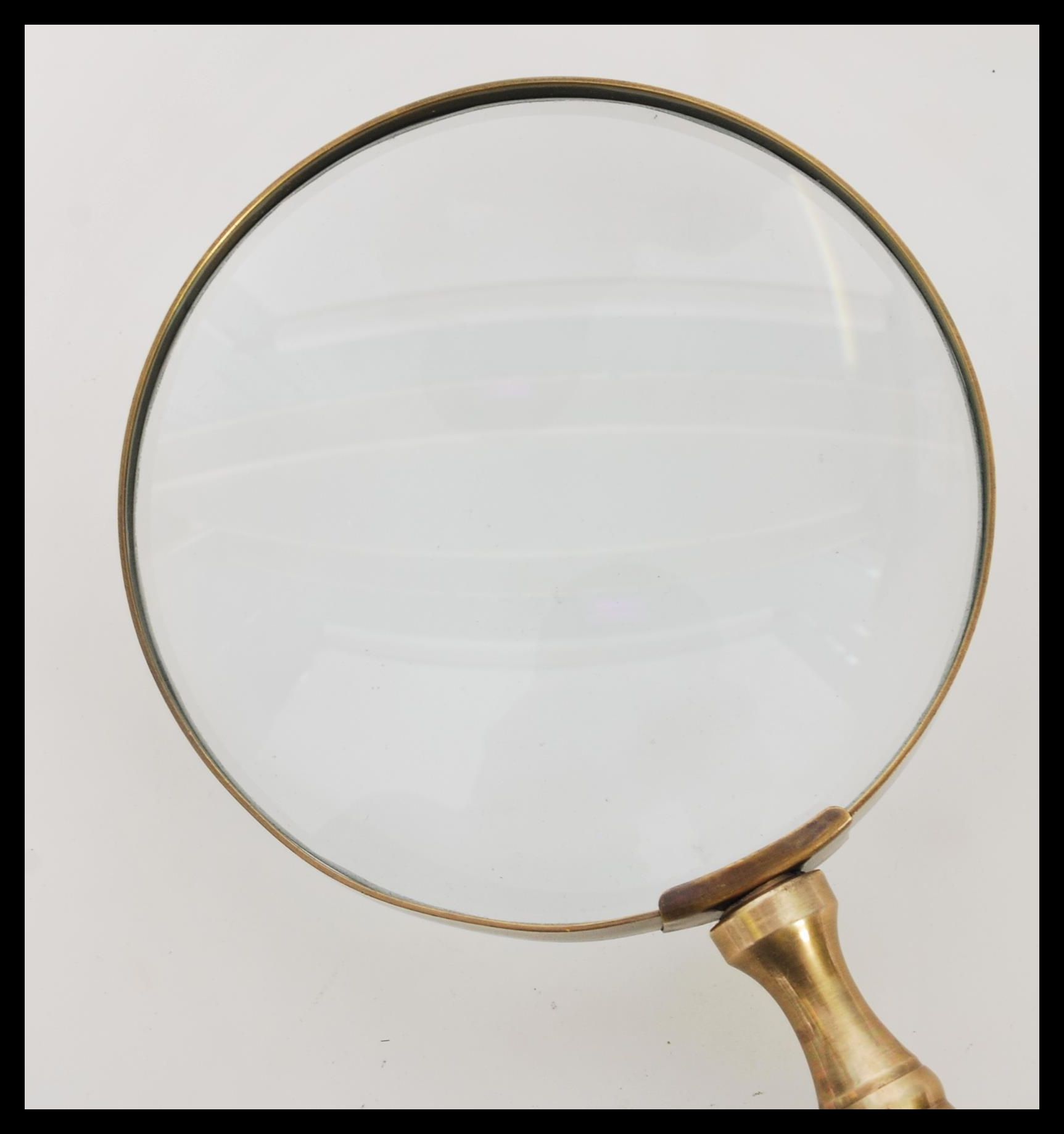 A 20th century hand held magnifying glass having a brass handle with inset mother of pearl panels. - Image 3 of 4