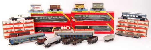 ASSORTED 00 GAUGE RAILWAY TRAINSET ROLLING STOCK & RELATED