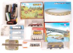 ASSORTED 00 GAUGE AND N GAUGE MODEL RAILWAY ROLLING STOCK ITEMS