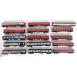 ASSORTED VINTAGE 00 GAUGE ROLLING STOCK CARRIAGES
