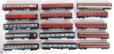 ASSORTED VINTAGE 00 GAUGE ROLLING STOCK CARRIAGES