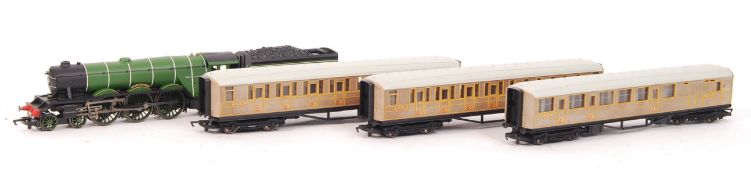 HORNBY 00 GAUGE RAILWAY TRAINSET LOCOMOTIVE & CARRIAGES