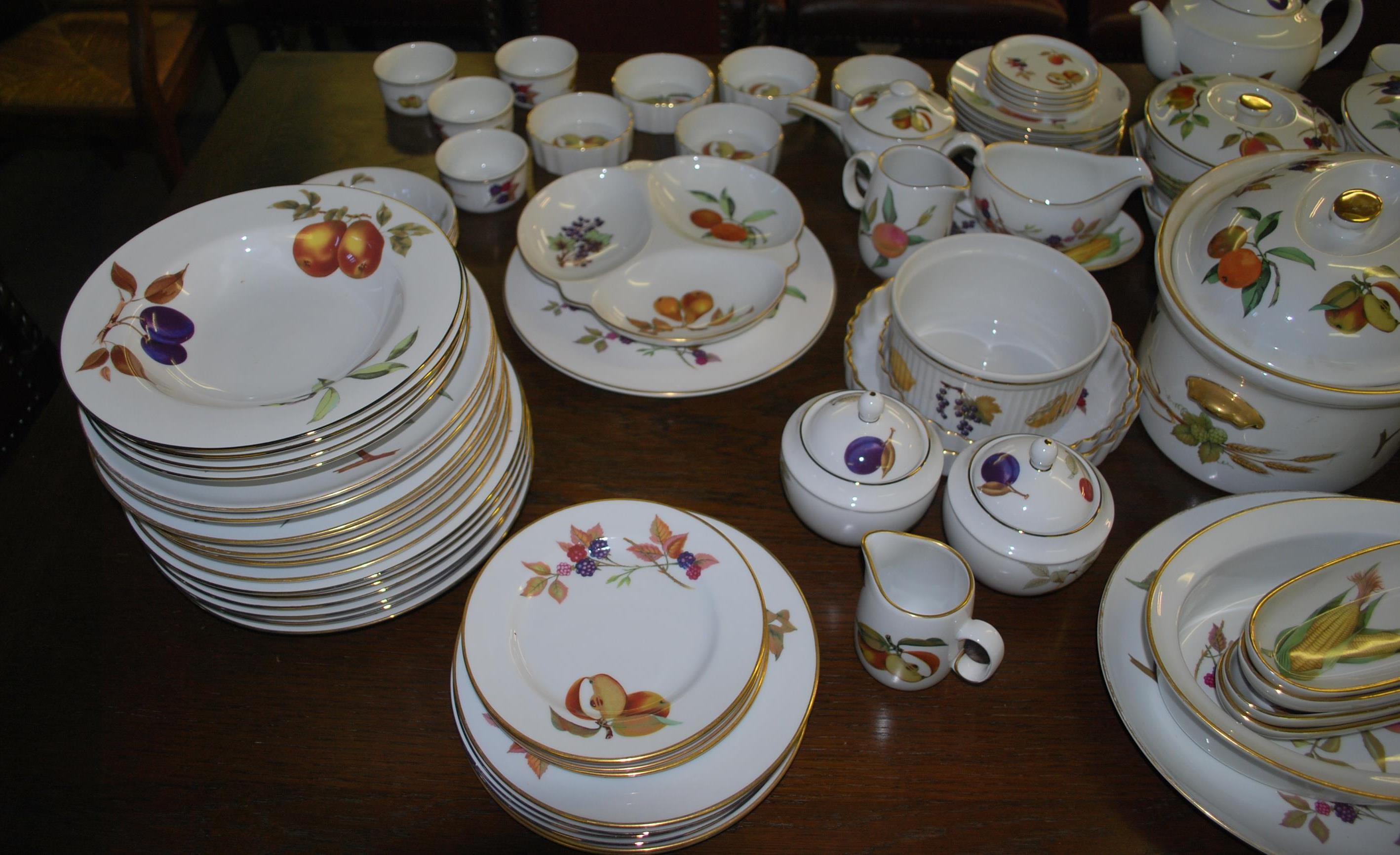 An extensive Royal Worcester Evesham pattern dinne - Image 4 of 4